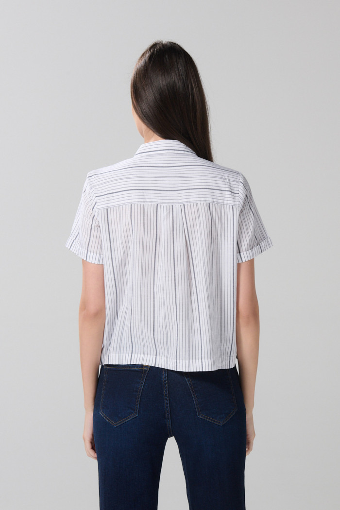 Blusa unicolor manga corta a rayas con bolsillo