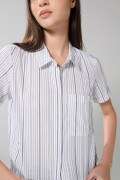 Blusa unicolor manga corta a rayas con bolsillo