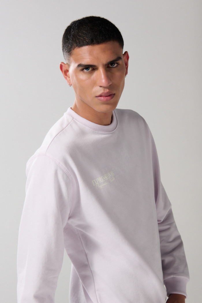 Buzo unicolor cuello redondo con estampado retro