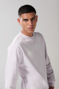 Buzo unicolor cuello redondo con estampado retro