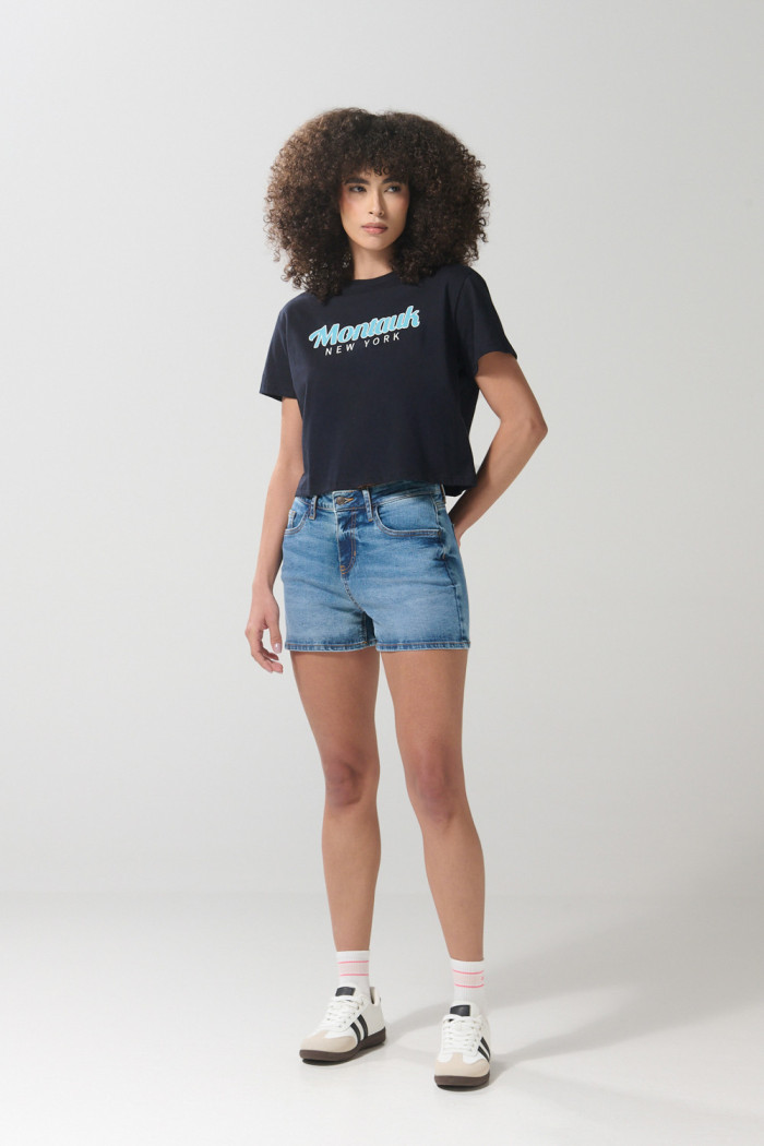 Short en jean azul claro con bolsillos, tiro alto y botón