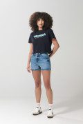 Short en jean azul claro con bolsillos, tiro alto y botón