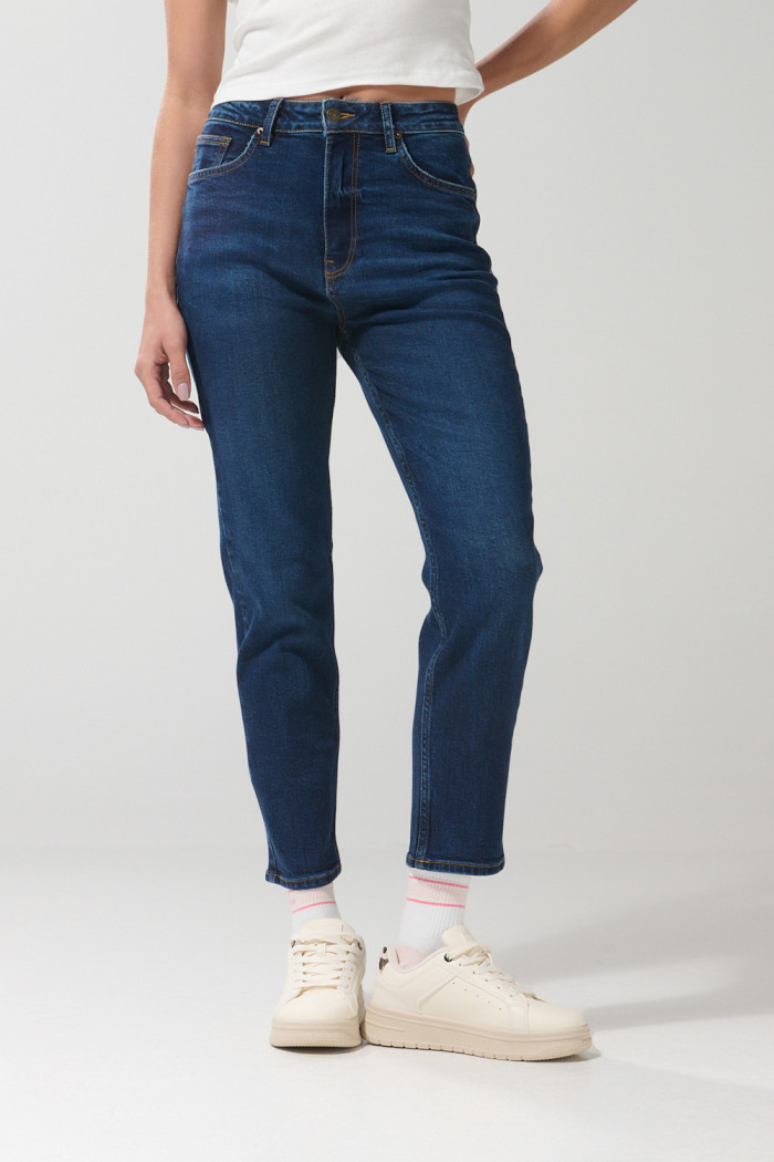 Jean azul oscuro tipo mom con bota recta y tiro súper alto