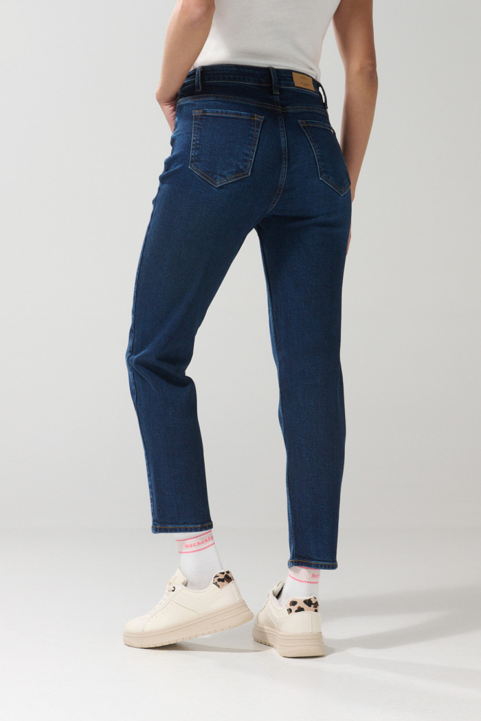 Jean azul oscuro tipo mom con bota recta y tiro súper alto