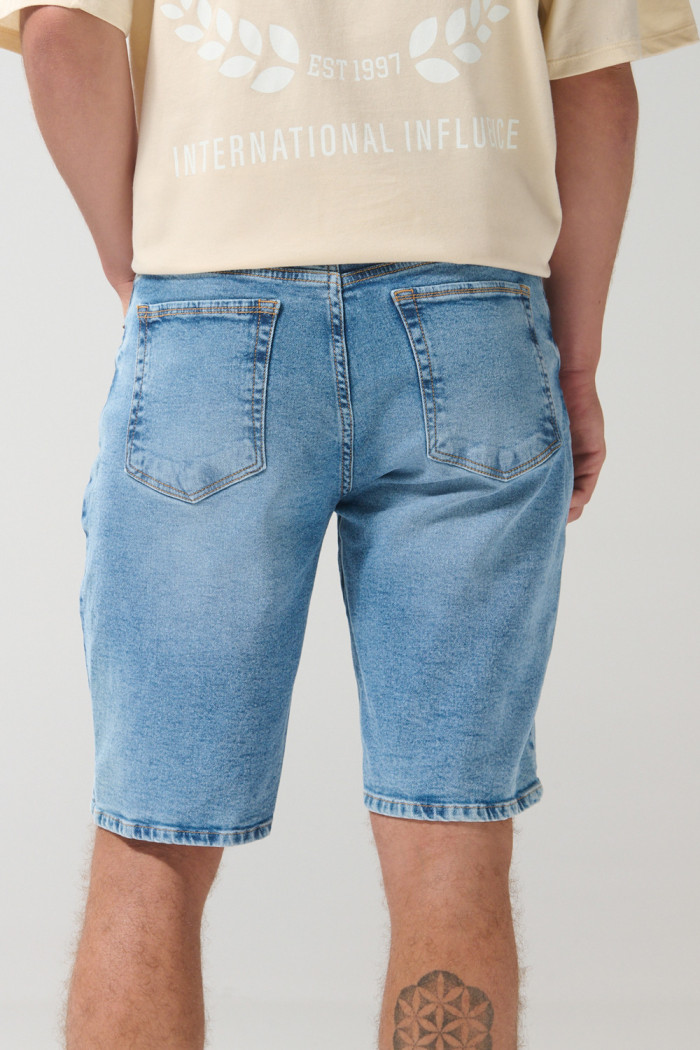Bermuda slim tiro bajo en jean azul con desgastes