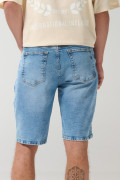 Bermuda slim tiro bajo en jean azul con desgastes