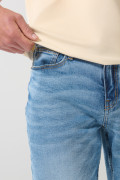 Bermuda slim tiro bajo en jean azul con desgastes