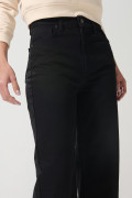 Jean 90´S negro tiro alto con bota recta y cremallera