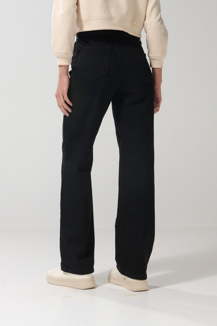Jean 90´S negro tiro alto con bota recta y cremallera
