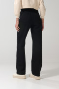 Jean 90´S negro tiro alto con bota recta y cremallera
