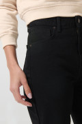 Jean 90´S negro tiro alto con bota recta y cremallera