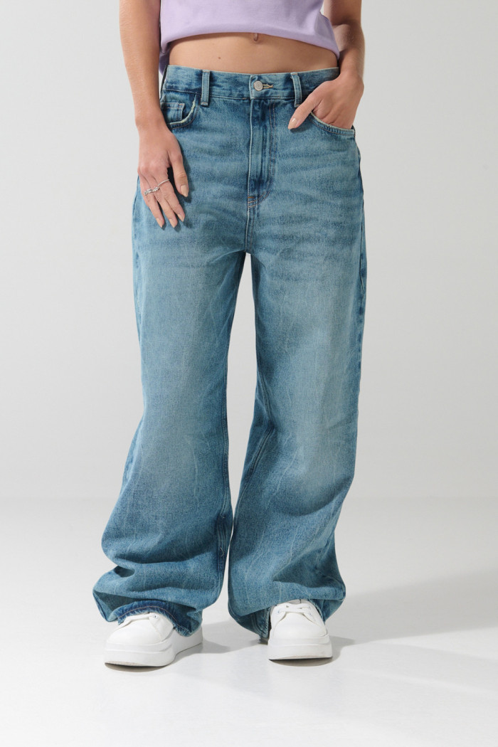 Jean baggy bota ancha azul claro con tiro medio y desgastes