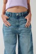 Jean baggy bota ancha azul claro con tiro medio y desgastes
