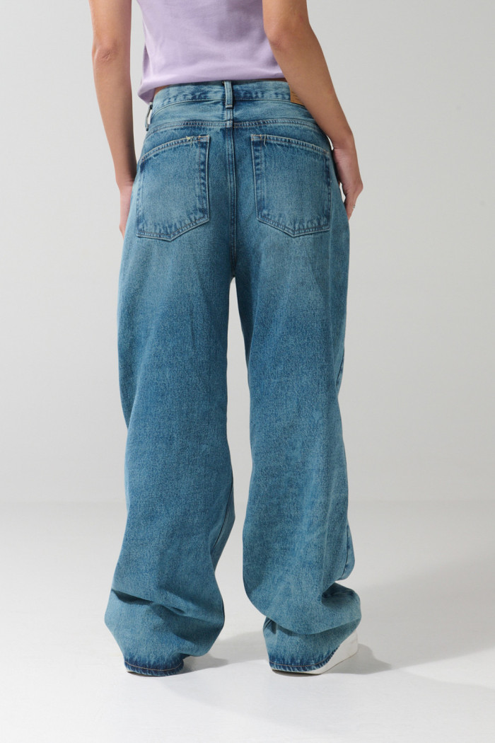 Jean baggy bota ancha azul claro con tiro medio y desgastes