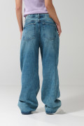 Jean baggy bota ancha azul claro con tiro medio y desgastes