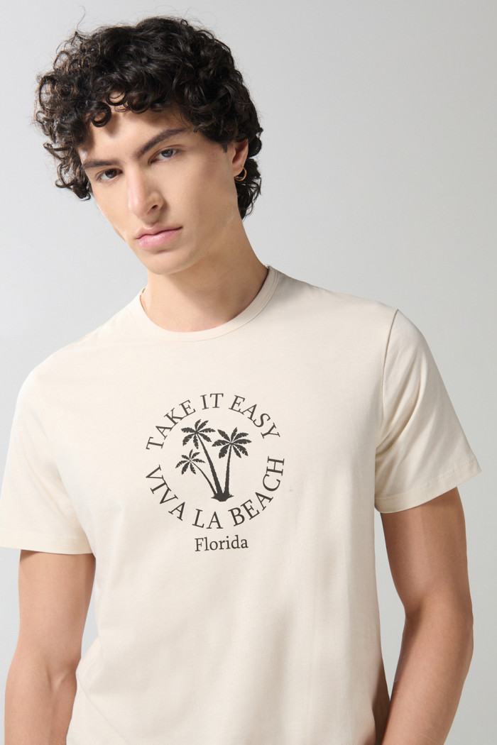 Camiseta unicolor cuello redondo con arte college de playa