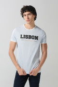 Camiseta azul clara con contrastes college y manga corta