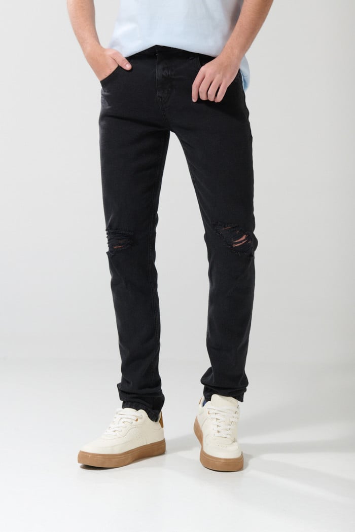 Jean skinny negro con rotos delanteros y tiro bajo