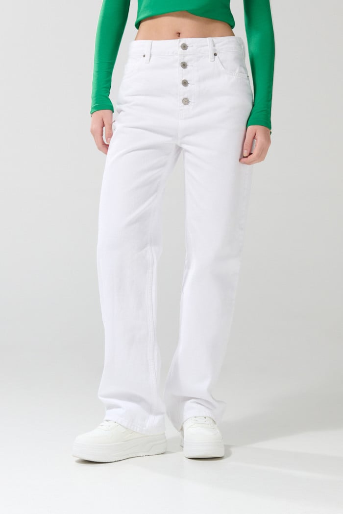 Jean 90´S blanco con tiro alto y botones metálicos visibles