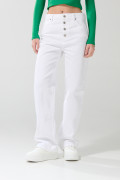 Jean 90´S blanco con tiro alto y botones metálicos visibles