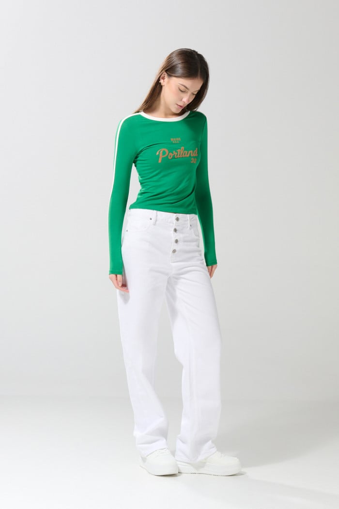 Jean 90´S blanco con tiro alto y botones metálicos visibles