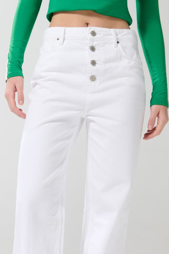 Jean 90´S blanco con tiro alto y botones metálicos visibles