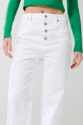 Jean 90´S blanco con tiro alto y botones metálicos visibles