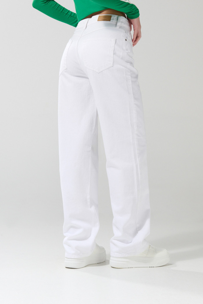 Jean 90´S blanco con tiro alto y botones metálicos visibles