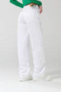 Jean 90´S blanco con tiro alto y botones metálicos visibles