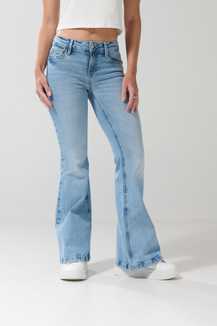 Jean flare azul claro tiro medio con bota ancha y desgastes