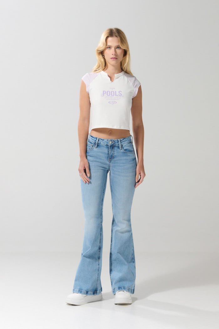 Jean flare azul claro tiro medio con bota ancha y desgastes