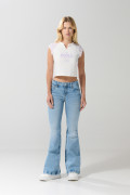 Jean flare azul claro tiro medio con bota ancha y desgastes