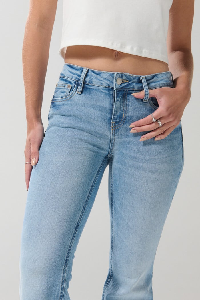 Jean flare azul claro tiro medio con bota ancha y desgastes