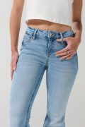 Jean flare azul claro tiro medio con bota ancha y desgastes