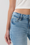Jean flare azul claro tiro medio con bota ancha y desgastes