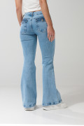 Jean flare azul claro tiro medio con bota ancha y desgastes