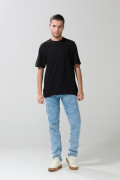 Jean slim azul claro ajustado con diseños y tiro bajo