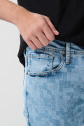 Jean slim azul claro ajustado con diseños y tiro bajo
