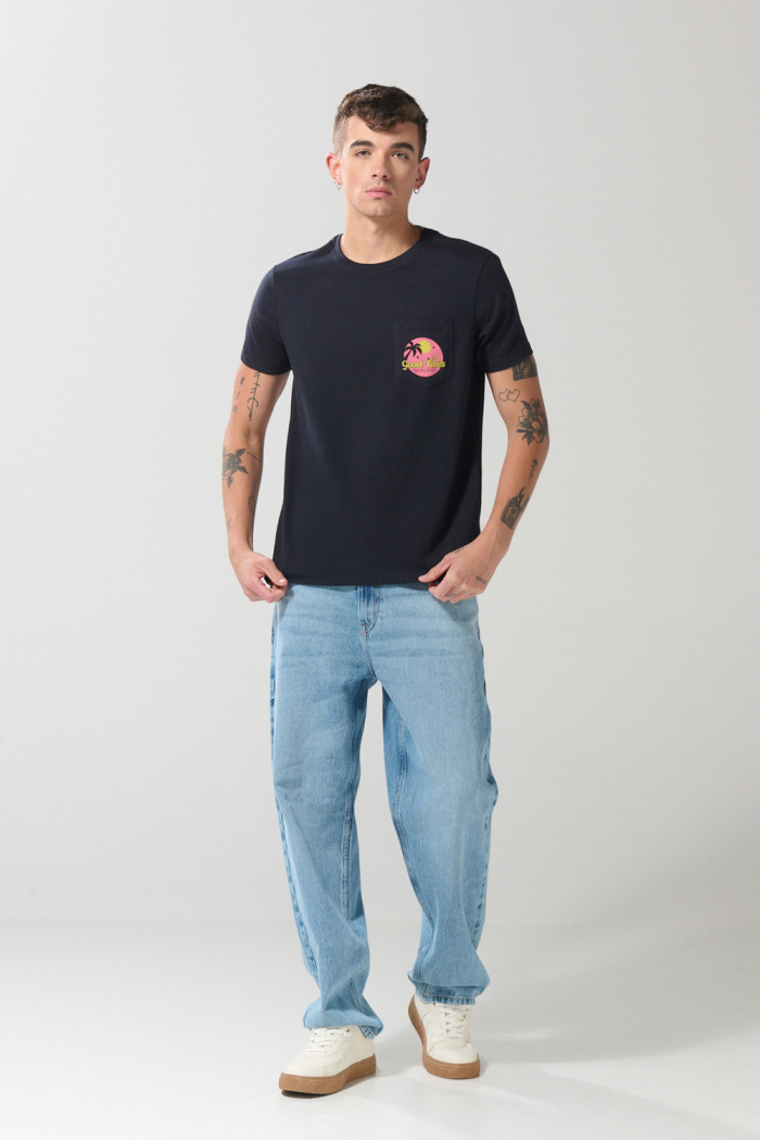 Camiseta unicolor con bolsillo, manga corta y arte de verano