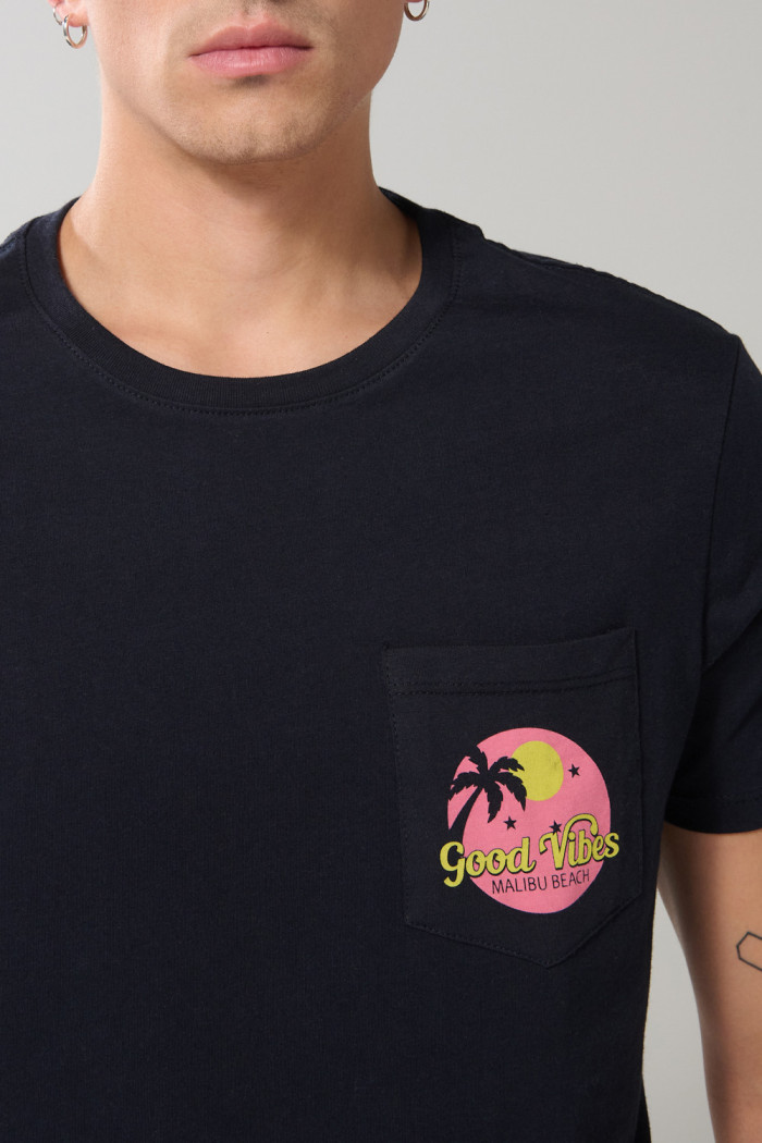 Camiseta unicolor con bolsillo, manga corta y arte de verano