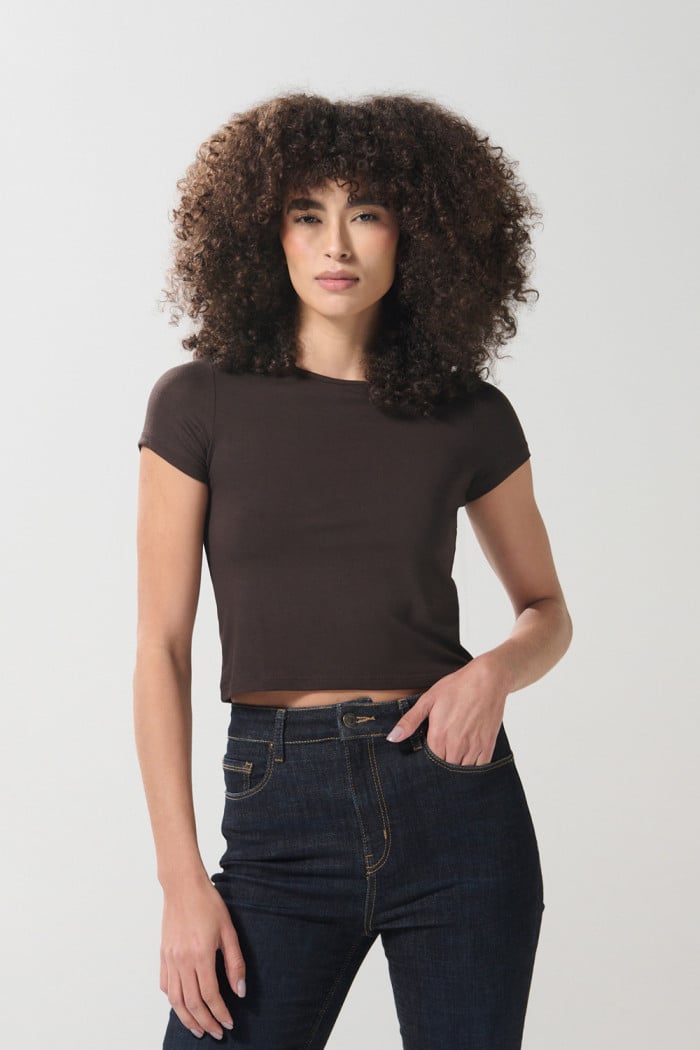 Camiseta en rib unicolor cuello redondo con manga corta