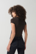 Camiseta en rib unicolor cuello redondo con manga corta