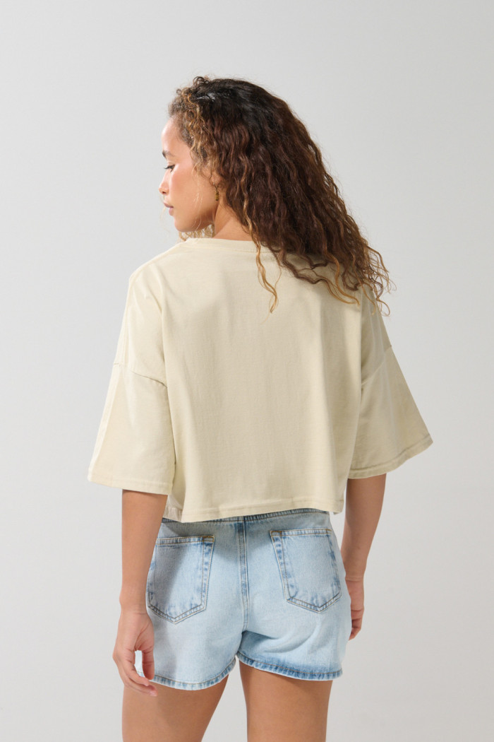 Camiseta crop top kaki oversize con texto college
