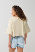 Camiseta crop top kaki oversize con texto college