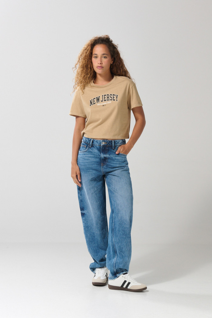 Camiseta crop top unicolor con texto college delantero