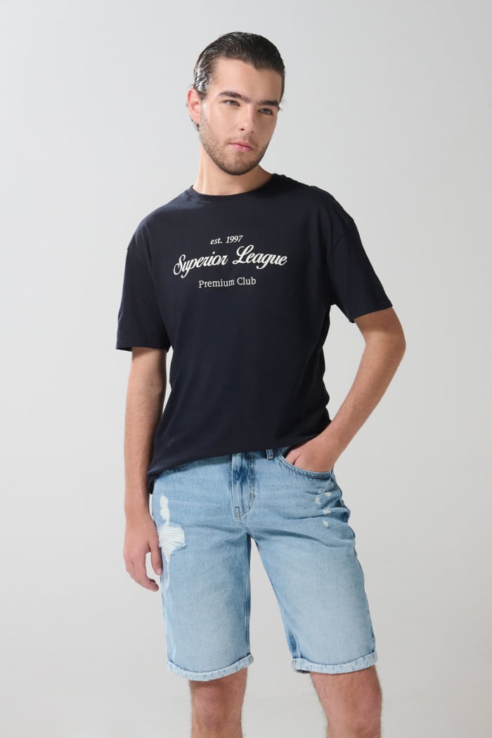 Bermuda slim azul en jean con tiro bajo y rotos delanteros