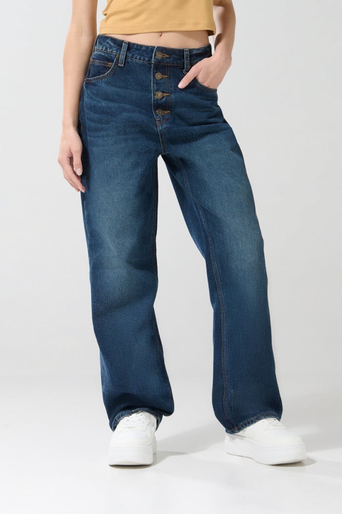 Jean 90´S azul con tiro alto, bota recta y botones visibles