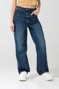 Jean 90´S azul con tiro alto, bota recta y botones visibles