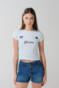 Camiseta azul clara college con texturas y manga corta