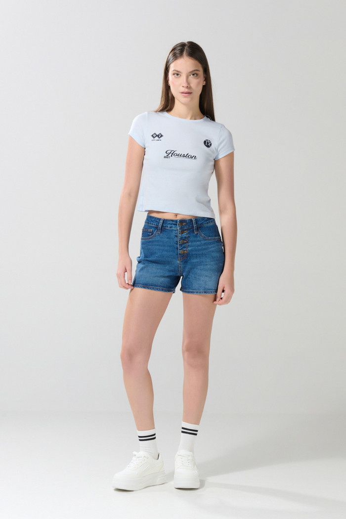 Camiseta azul clara college con texturas y manga corta